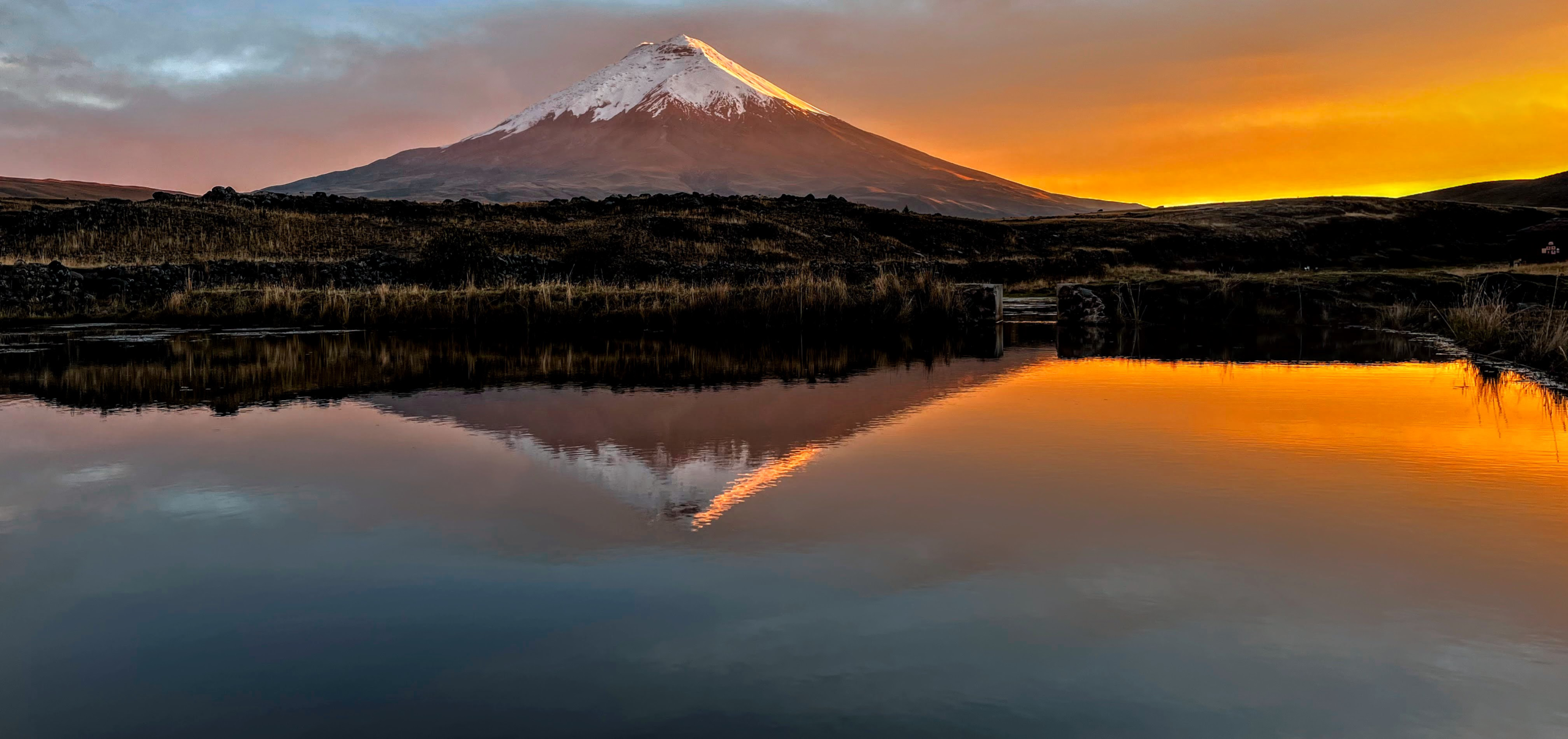 atardecer en el volcán cotopaxi visto desde su base 